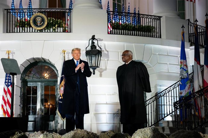 Archivo - Donald Trump y el juez del Tribunal Supremo Clarence Thomas 