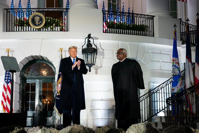 Archivo - October 26, 2020, Washington, District of Columbia, USA: President DONALD TRUMP and Justice CLARENCE THOMAS at White House during Justice Barrett's swearing-in ceremony.