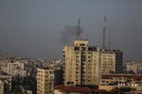 L'exèrcit d'Israel bombardeja la Franja de Gaza en resposta als coets llançats des del Líban