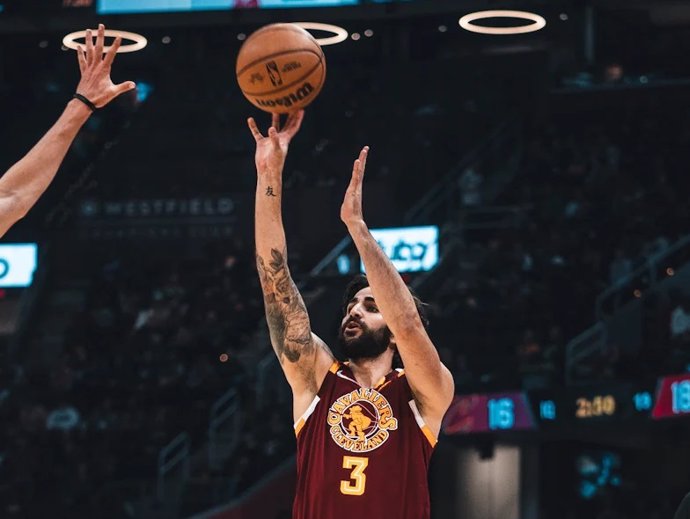 Archivo - El base español Ricky Rubio anota en la victoria de los Cleveland Cavaliers sobre Miami Heat, partido en que superó la cifra de 5.000 asistencias en Fase Regular de la NBA