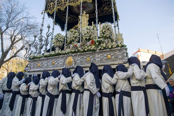 L'Hospitalet de Llobregat (Barcelona) acoge la tradicional procesión de la Cofradía 15+1, que se celebra en la ciudad desde hace más de cuatro décadas