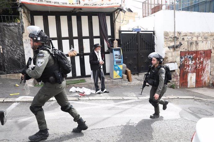Archivo - January 28, 2023, Jerusalem, Israel: Police take security measurements around the shooting area after two Israeli settlers were injured in a new shooting attack in Jerusalem.