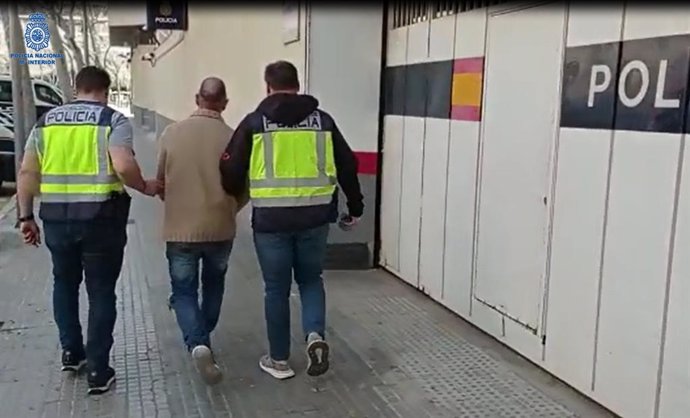 La Policía detiene a un hombre por venta de estupefacientes a clientes de un 'after hour' donde trabajaba en el Arenal