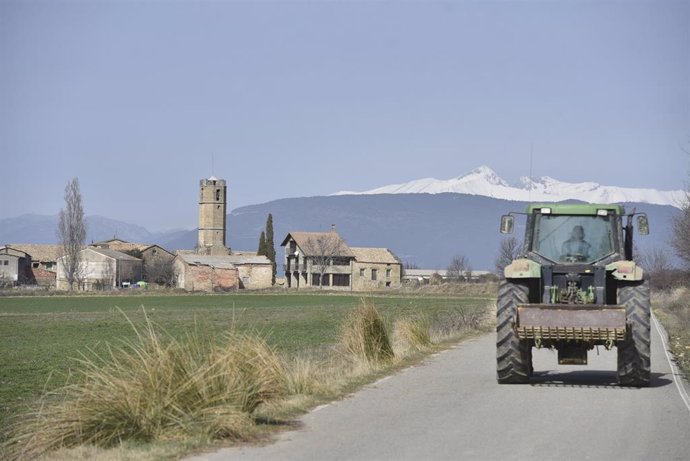 Archivo - Un tractor en una carretera del municipio de Monesma y Cájigar en Huesca, Aragón (España), a 25 de febrero de 2021. 