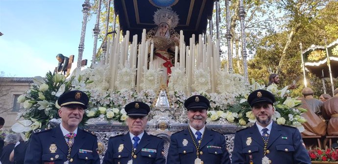 Agentes de la Policía Nacional acompañan el paso de Nuestra Señora de la Salud en la Procesión del Sant Crist de la Sang