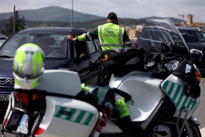 Archivo - Un agente de la Guardia Civil pide documentación a un vehículo en un control de tráfico en el kilómetro 34 de la A-1, el día que comienza la operación salida del puente de mayo 2022, a 29 de abril de 2022, en Madrid (España).