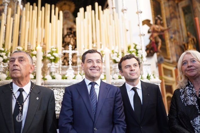 El presidente del PP-A y de la Junta de Andalucía, Juanma Moreno, visita la Hermandad del Santísimo Cristo de la Buena Muerte y Nuestra Señora del Mayor Dolor en Cádiz