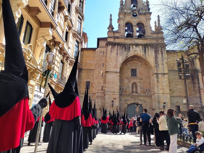 Ciudadanos asisten a uno de los actos de la Semana Santa bilbaína de 2023