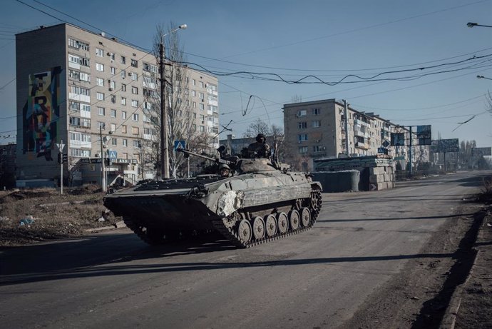 Archivo - January 27, 2023, Bakhmut, Donbass, Ukraine: A Ukrainian tank passes through the eerily empty streets of Bkahmut during the war with Russia.