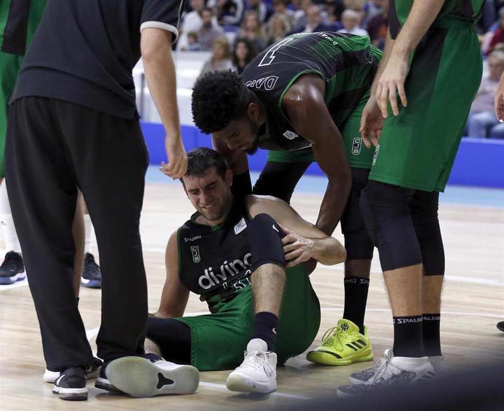 Archivo - Mathias Dakota se lesiona en un partido con el Joventut.