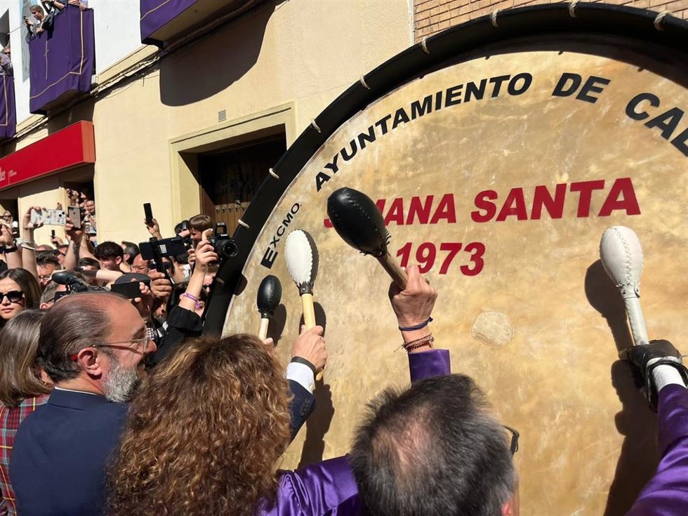 El presidente del Gobierno de Aragón, Javier Lambán, rompe la hora en Calanda con la actriz Eulalia Ramón, viuda del cineasta Carlos Saura