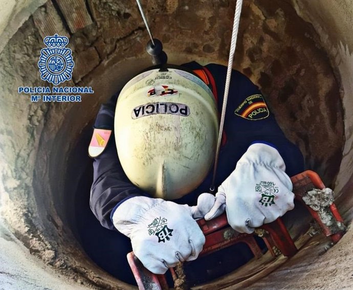 Un agente en una de las inspecciones en el subsuelo