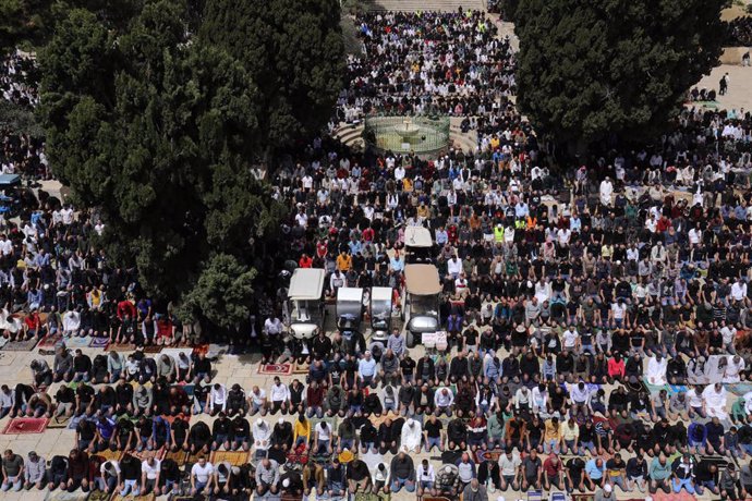 April 7, 2023, Jerusalem, Jerusalem, Palestinian Territory: Palestinian Muslims attend the third Friday Noon prayer of the Islamic holy fasting month of Ramadan at Al-Aqsa Mosque in Jerusalem on April 7, 2023