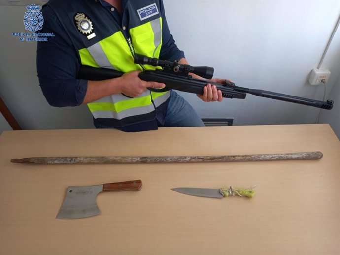 La Policía interviene un cuchillo, un hacha de cocina, un palo de grandes dimensiones y una carabina de aire comprimido en el momento de la detención