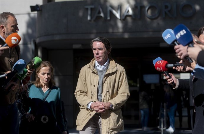 L'expresident del Govern d'Espanya José María Aznar surt de la capella ardent de l'exministre Josep Piqué, al Tanatori M-30, a Madrid  
