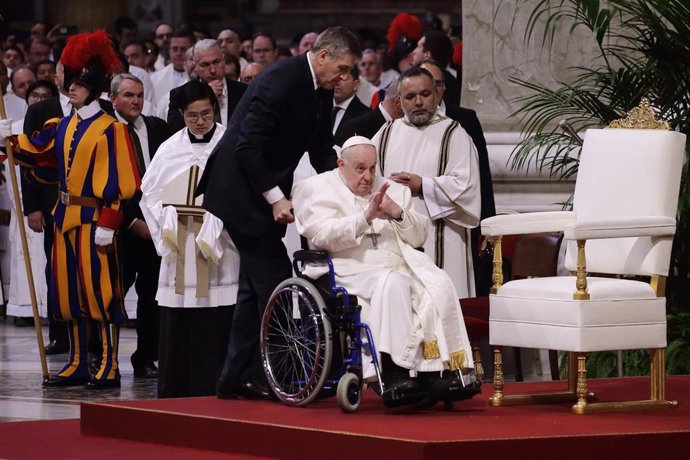 El Papa Francisco llega para dirigir la Misa Crismal en la Basílica de San Pedro del Vaticano