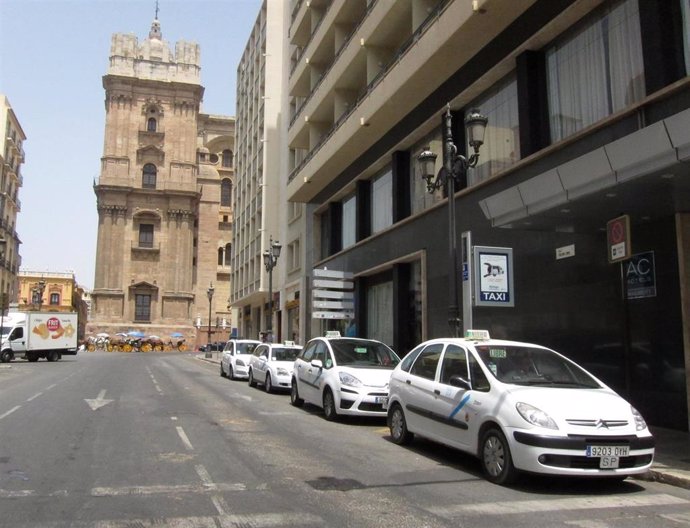 Archivo - Parada de taxis en Málaga capital