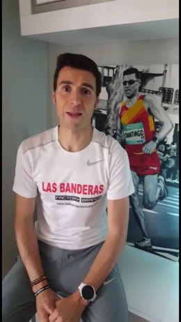 Archivo - El atleta riojano Camilo Santiago manda un mensaje de ánimo a la Policía.