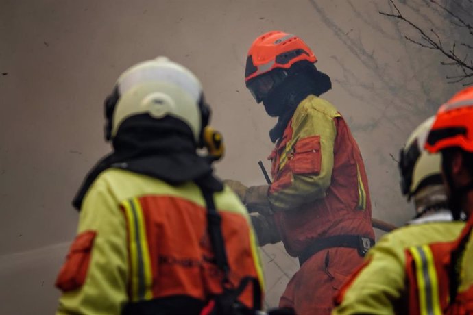 Bomberos de Asturias treabajan en el incendio de los concejos de Valdes y Tineo, a 30 de marzo de 2023, en Asturias (España). La consejera de Presidencia del Gobierno asturiano, Rita Camblor, se ha referido este jueves a los numerosos incendios forestal