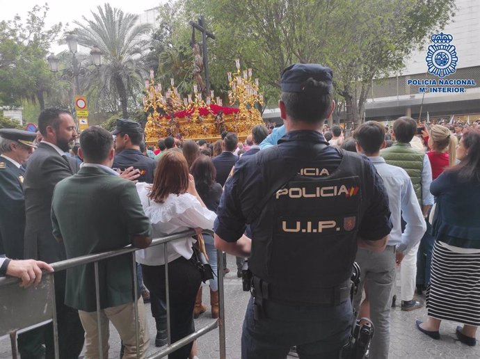 Un agente de la Policía Nacional vigilando la Semana Sanrta de Sevilla