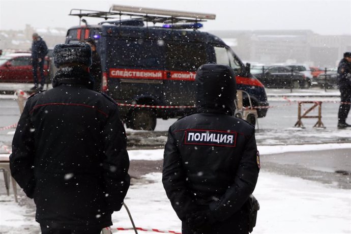 Oficiales de la Policía rusa cerca de la cafetería de San Petersburgo en la que tuvo lugar una explosión que acabó con la vida del bloguero ruso Vladlen Tatarski el pasado domingo