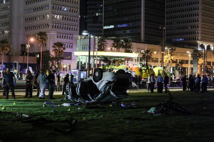 07 April 2023, Israel, Tel Aviv: Police and forensic officers work at the site after a driver rammed passers-by with his car before flipping over. At least four Israelis were injured. Photo: Ilia Yefimovich/dpa