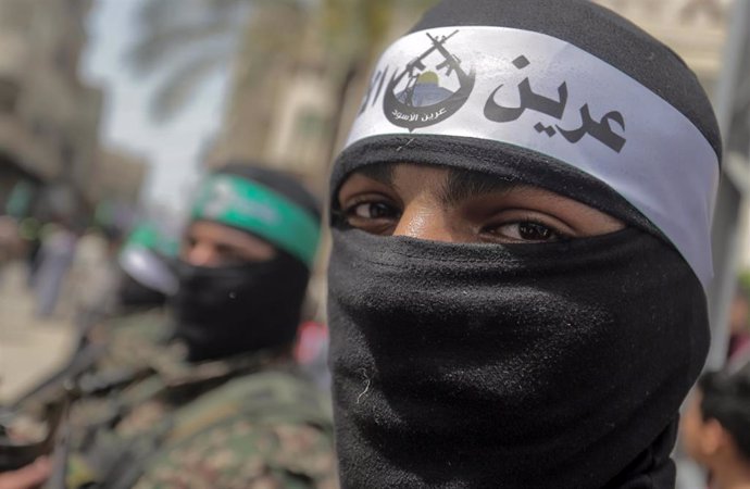 Miembros del Movimiento de Resistencia Islámica (Hamás) durante una manifestación en Jabalia, el norte de la Franja de Gaza, en solidaridad con la mezquita de Al Aqsa