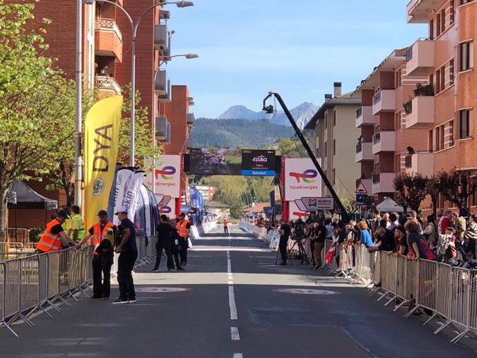 Aficionados esperan la llegada de Itzulia Basque Country 2023 en Amorebieta (Bizkaia)