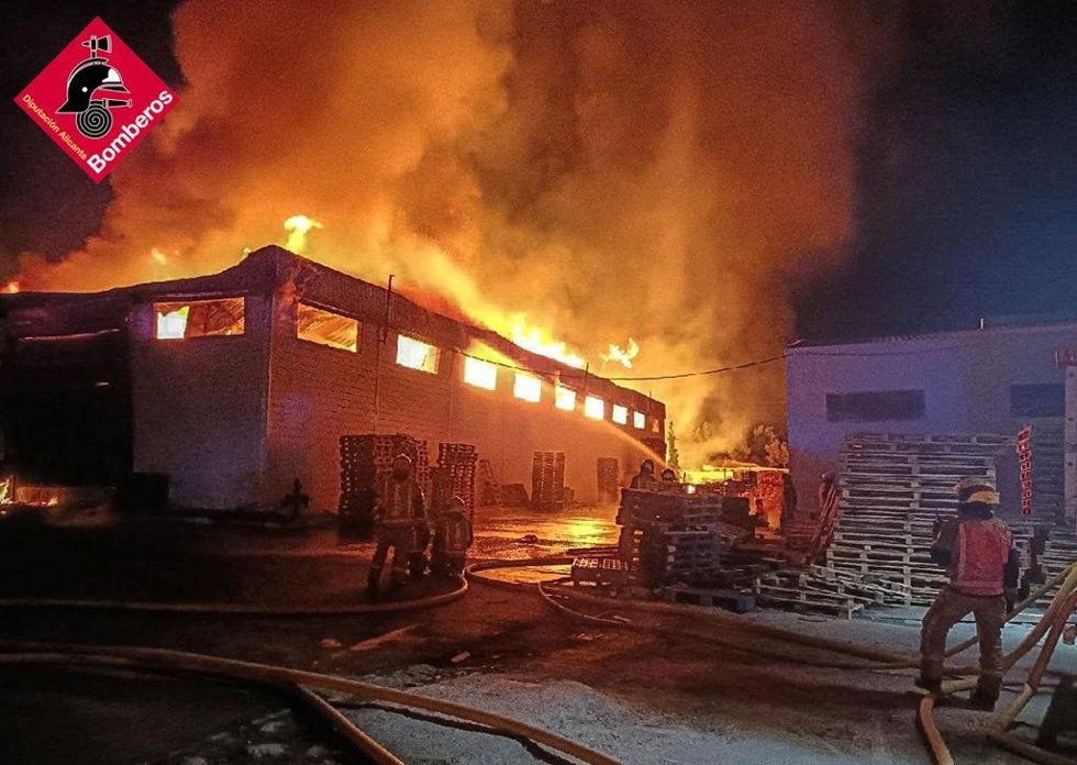 Un herido tras declararse un incendio en una fábrica de palets en Elche