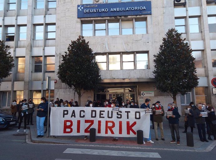 Archivo - Concentración contra el cierre nocturno del PAC de Deusto, en Bilbao (archivo)