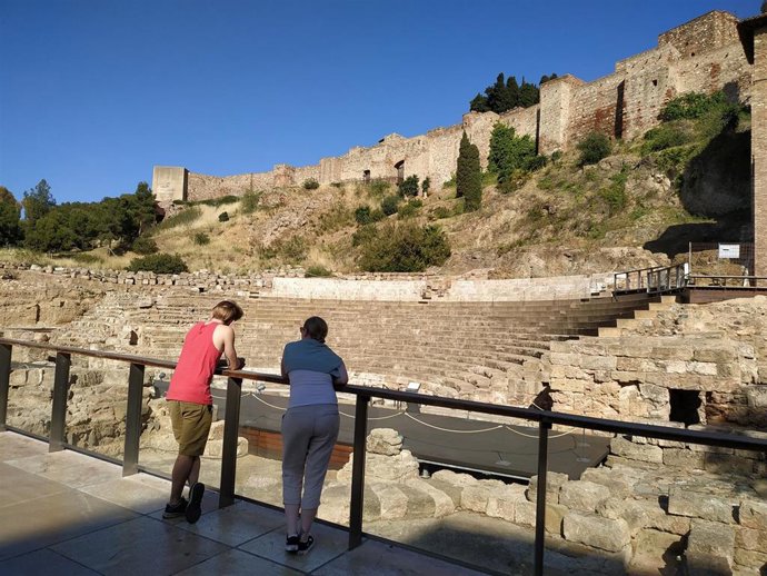 Archivo - Turistas en el Teatro Romano de Málaga 
