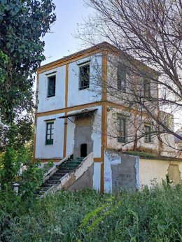Imagen del edificio que hay actualmente en la parcela donde se ubicará el Centro de interpretación del estuario en Coria del Río, en Sevilla.
