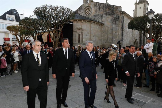 O presidente da Xunta, Alfonso Rueda, e o delegado do Goberno en Galicia, José Ramón Besteiro,  durante a Procesión do Santo Enterro, a 7 de abril de 2023, en Viveiro