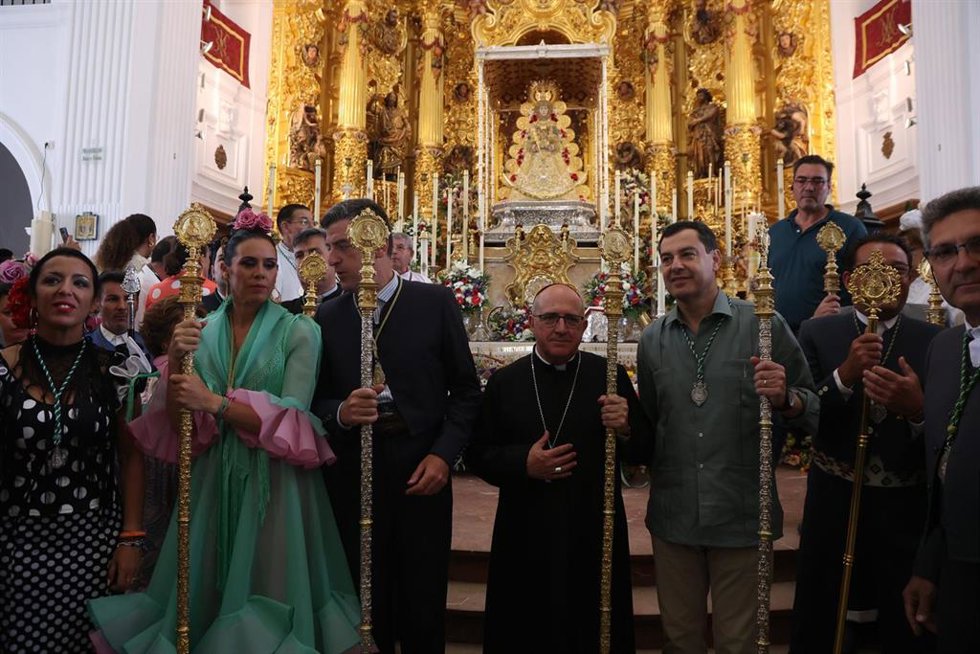Archivo - El presidente de la Junta, Juanma Moreno, visita la ermita de la Virgen del Rocío junto a la Hermandad Matriz de Almonte, en una imagen de archivo
