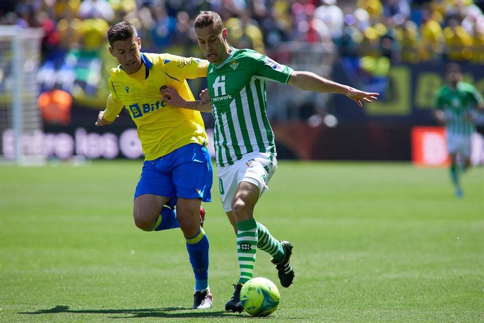 Archivo - Rubén Alcaraz y Sergio Canales en el Cádiz-Real Betis de la primera vuelta en LaLiga Santander
