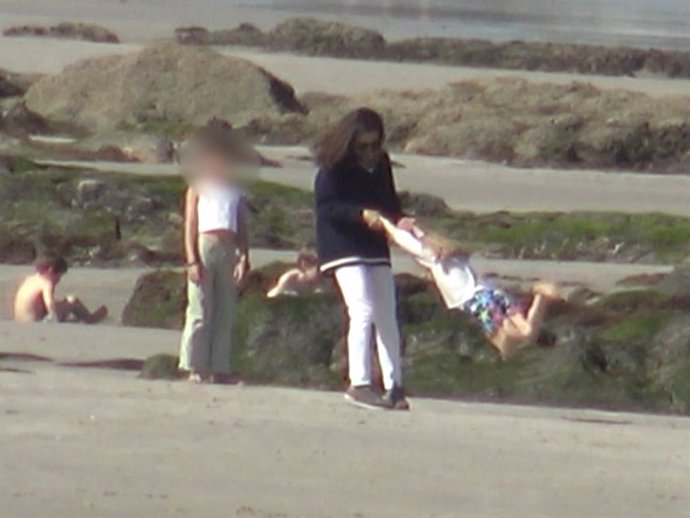María Palacios disfruta de las playas gallegas junto a su hija