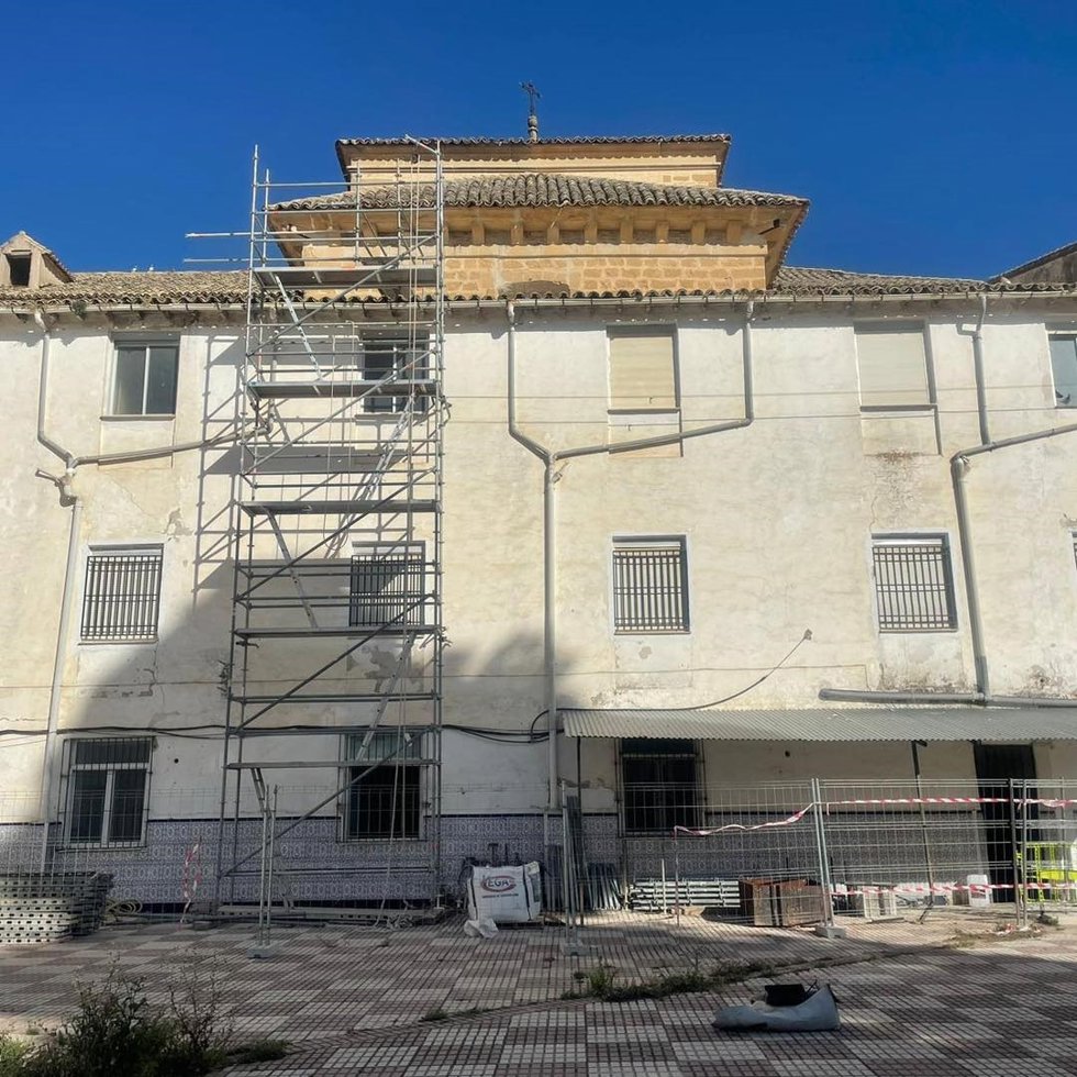 Instalación de andamios en la iglesia de San Ignacio.