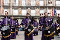 Saetas de cantaores flamencos y la tradicional tamborrada ponen el broche final a la Semana Santa madrileña