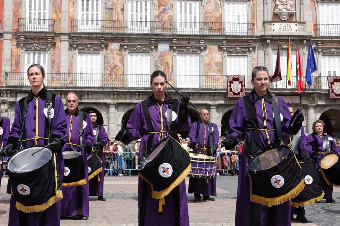 Varias mujeres tocan mientras participan en una tamborrada maña, en la Plaza Mayor, a 9 de abril de 2023, en Madrid, (España). 