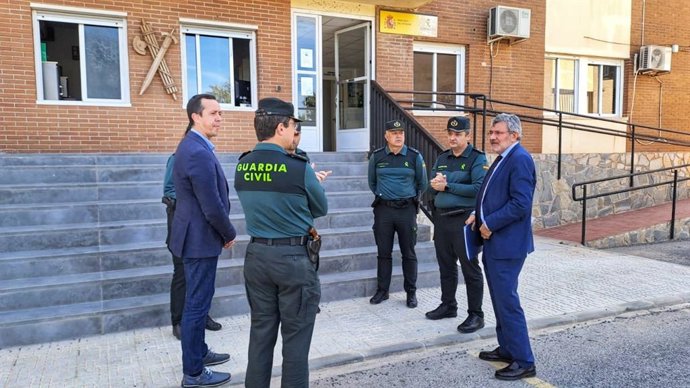 El subdelegado del Gobierno en Almería, José María Martín, acompañado por el coronel Joge Montero Llácer, jefe de la Comandancia de la Guardia Civil en Almería y por el secretario general de la Subdelegación, Juan Ramón Fernández, en el puesto de El Eji