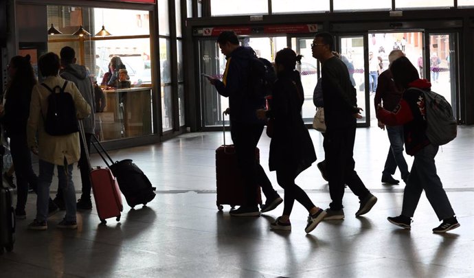 Numerosas personas con maletas salen de viaje