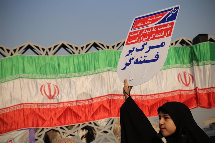 Archivo - Una mujer con velo en una manifestación a favor de la República Islámica en Irán