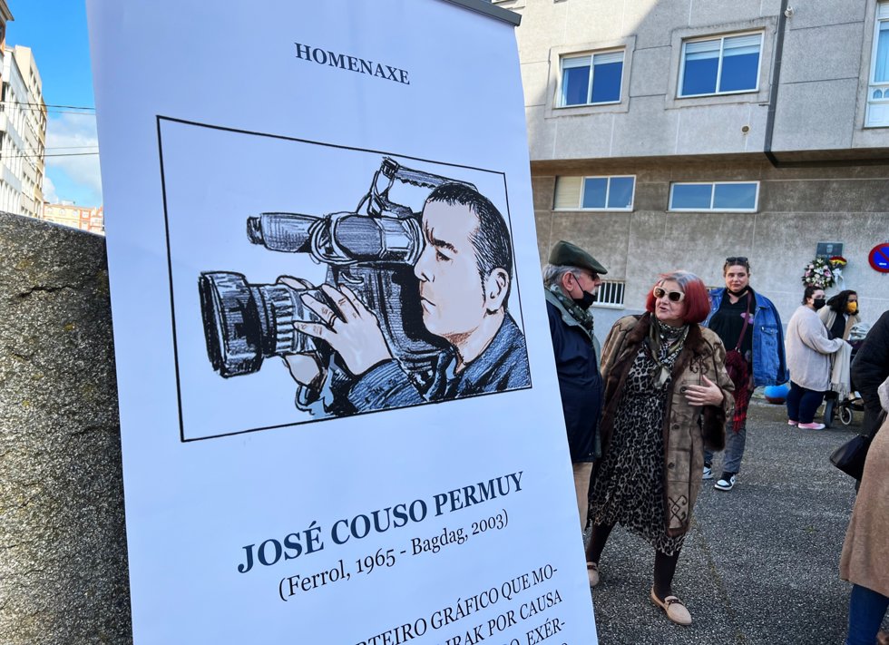 El tío de José Couso, Rafa Permuy, junto a un panel informatiavo durante un homenaje al cámara ferrolano José Couso, en la Praza da Paz, a 9 de abril de 2022, en Ferrol, A Coruña, Galicia (España). 