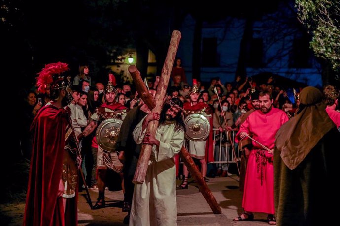 Archivo - Varios actores interpretan la Pasión de Cristo en Chinchón, en el casco histórico