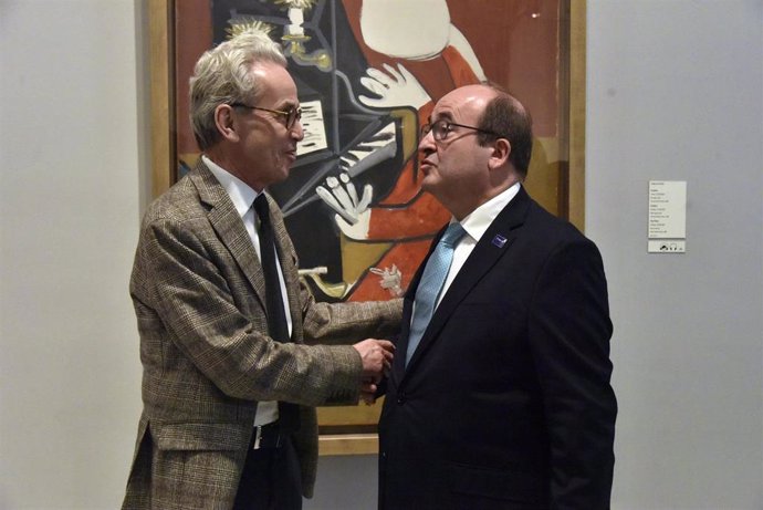 El ministro de Cultura y Deporte, Miquel Iceta (d), y el director del Museu Picasso de Barcelona, Emmanuel Guigon (i), visitan el Museu Picasso, a 8 de abril de 2023, en Barcelona, Cataluña, (España). Iceta visita el museo Picasso con motivo de la conme