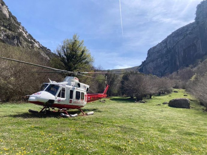 Rescate del helicóptero del Gobierno de Cantabria en el nacimiento del Asón.