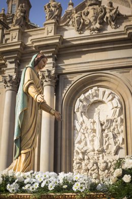 Archivo - Imagen de la procesión del Encuentro Glorioso frente a la basílica del Pilar