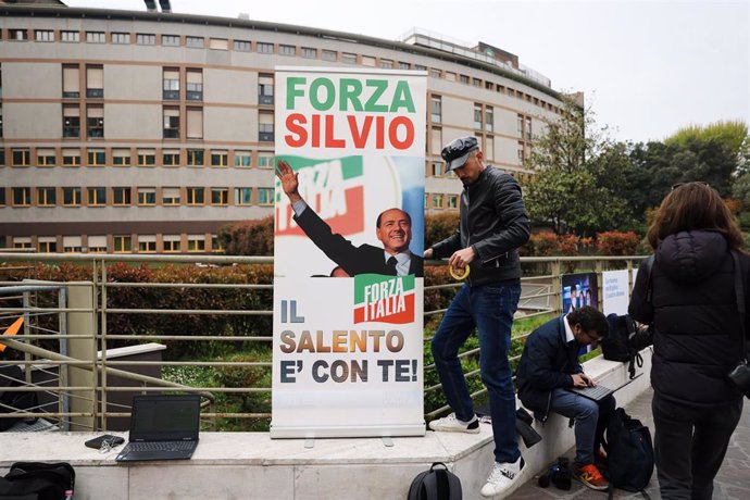 Cartel de ánimo para el ex primer ministro italiano Silvio Berlusconi, hospitalizado en Milán