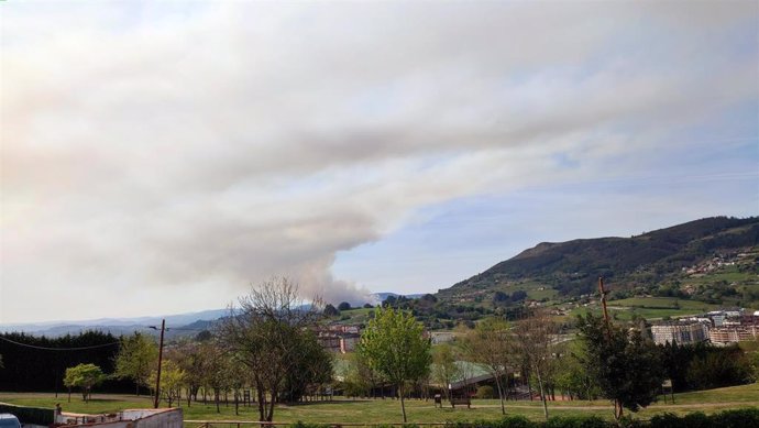 Incendio Forestal en Las Regueras, visto desde Oviedo.