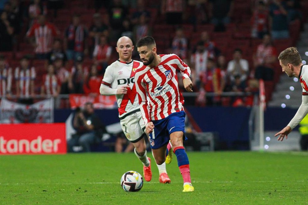 Archivo - Yannick Carrasco e Isi en el Atlético de Madrid-Rayo Vallecano de la primera vuelta de LaLiga Santander